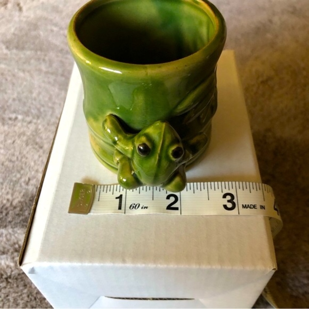 Frog climbing Bamboo Mini planter - Picture 3 of 13